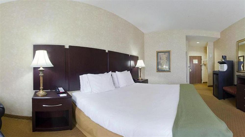 Holiday Inn Express Prince Frederick By Ihg Exterior photo